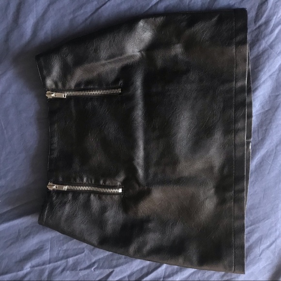Forever 21 Faux-Leather Dual-Zipper Mini Skirt Size M - Picture 2 of 4